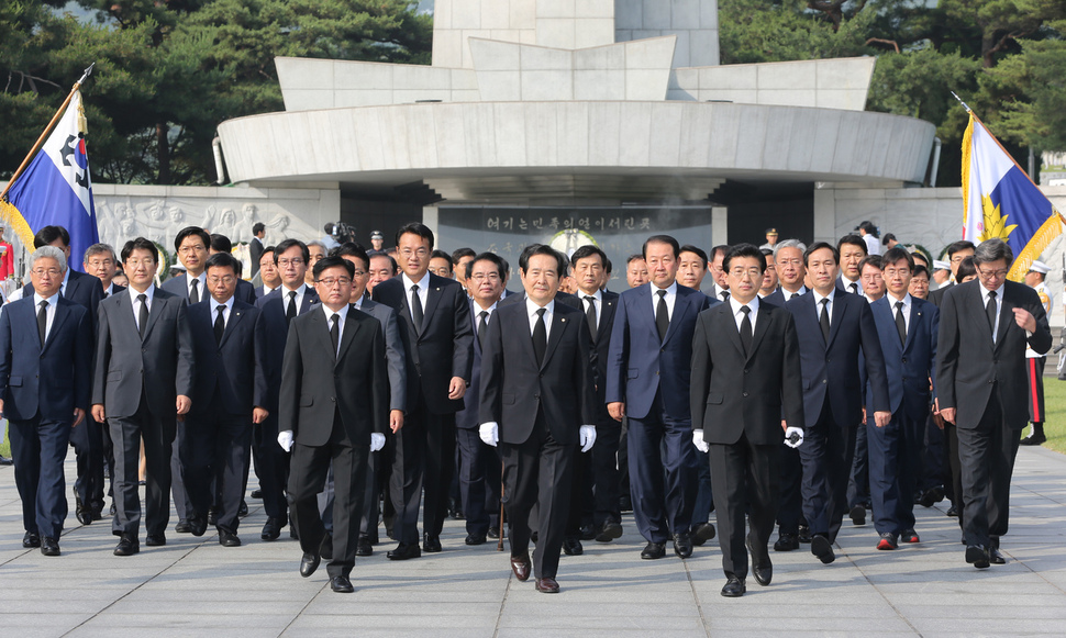 정세균 국회의장(맨 앞줄 가운데)과 여야 원내대표, 20대 국회 전반기 의장단 및 상임위원장단이 14일 오전 서울 동작구 국립서울현충원 현충탑을 참배한 뒤 걸어나오고 있다. 강창광 기자 chang@hani.co.kr