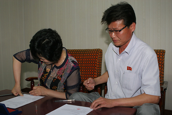 북한 식당 여성 종업원의 북한 가족들이 민변 변호사들에게 사건을 위임하는 변호인 위임서를 작성하고 있는 모습. 민주사회를 위한 변호사 모임이 14일 공개한 사진이다.