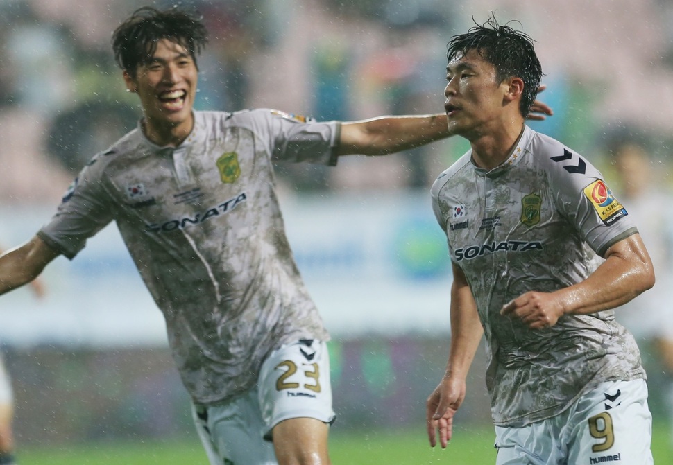 15일 전주월드컵경기장에서 열린 현대오일뱅크 K리그 클래식 2016 전북 현대와 수원 삼성의 경기에서 전북의 이종호(오른쪽)가 후반 49분 그림같은 역전골을 성공시킨 뒤 달려가고 있다. 전주/연합뉴스