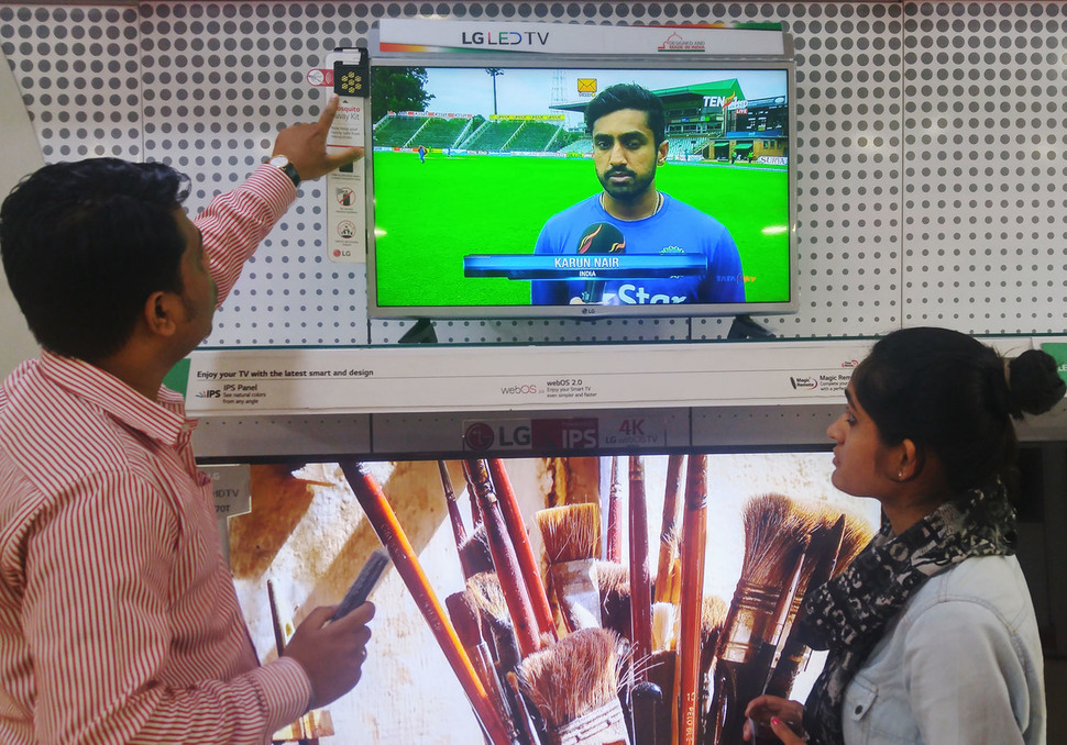 인도의 한 가전매장에서 고객이 엘지(LG)전자의 ‘모기 쫓는 티브이(TV)’ 제품을 살펴보고 있다. 엘지전자 제공