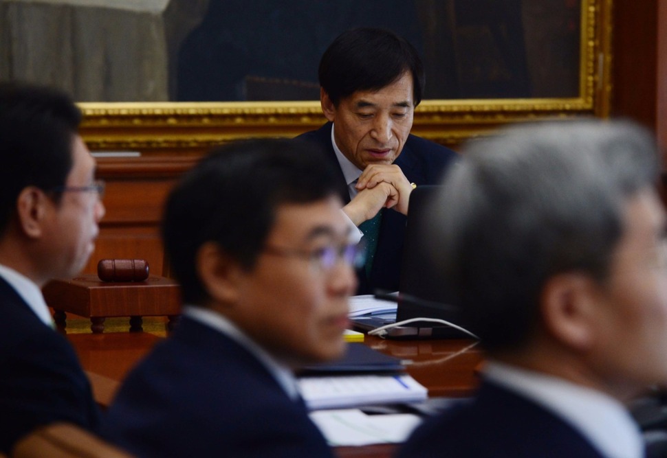 이주열 한국은행 총재가 지난 9일 오전 서울 중구 한국은행에서 금융통화위원회에서 생각에 잠겨 있다. 한국은행은 이날 기준금리를 1년 만에 0.25%포인트 낮춰 사상 최저 수준인 1.25%로 내렸다. 공동취재사진