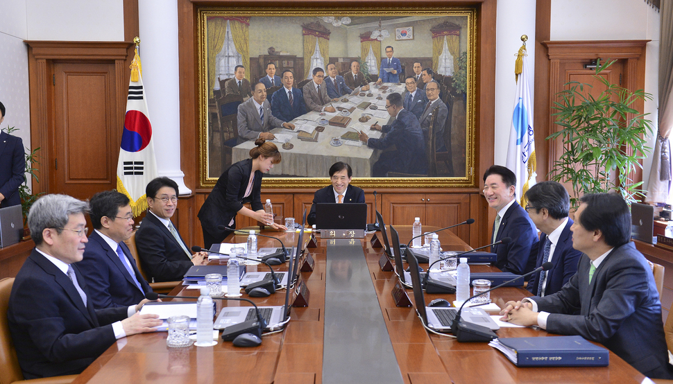 이주열 한국은행 총재가 서울 중구 한국은행에서 금융통화위원회 회의를 열기에 앞서 위원들과 가벼운 대화를 나누고 있다. 연합뉴스