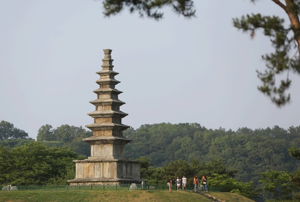 충주 탑평리7층석탑. 통일신라시대 최대 규모의 석탑으로, 충주 시민들은 중앙탑이라 부른다.