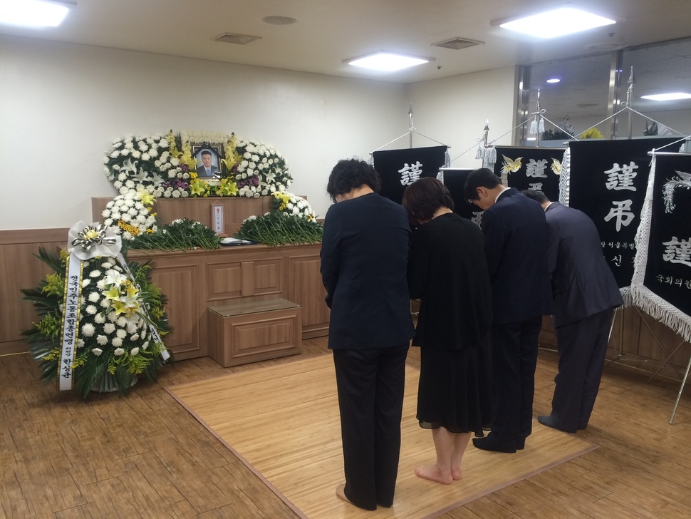 정의당 심상정 대표와 김종대, 이정미, 윤소하 의원이 고 김관홍 잠수사의 빈소를 찾아 고인을 추모하고 있다.