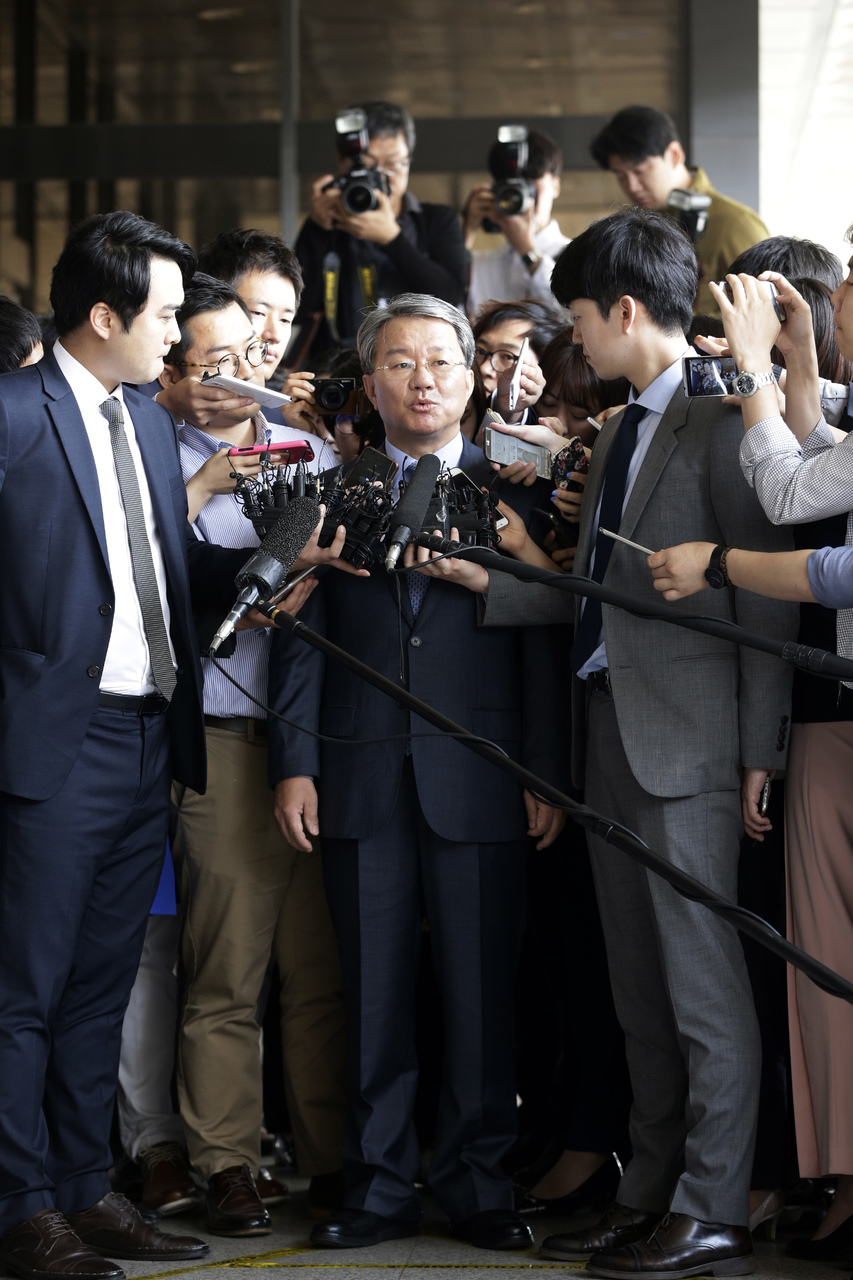 정운호 네이처리퍼블릭 대표의 전관 로비 의혹에 연루된 홍만표 변호사가 지난달 27일 오전 소환 조사를 받기 위해 서울 서초구 서초동 서울중앙지검에 들어서면서 기자들의 질문에 답변하고 있다. 현재 홍 변호사는 탈세와 변호사법 위반 혐의로 구속 수감되어 있다. 김명진 기자 littleprince@hani.co.kr