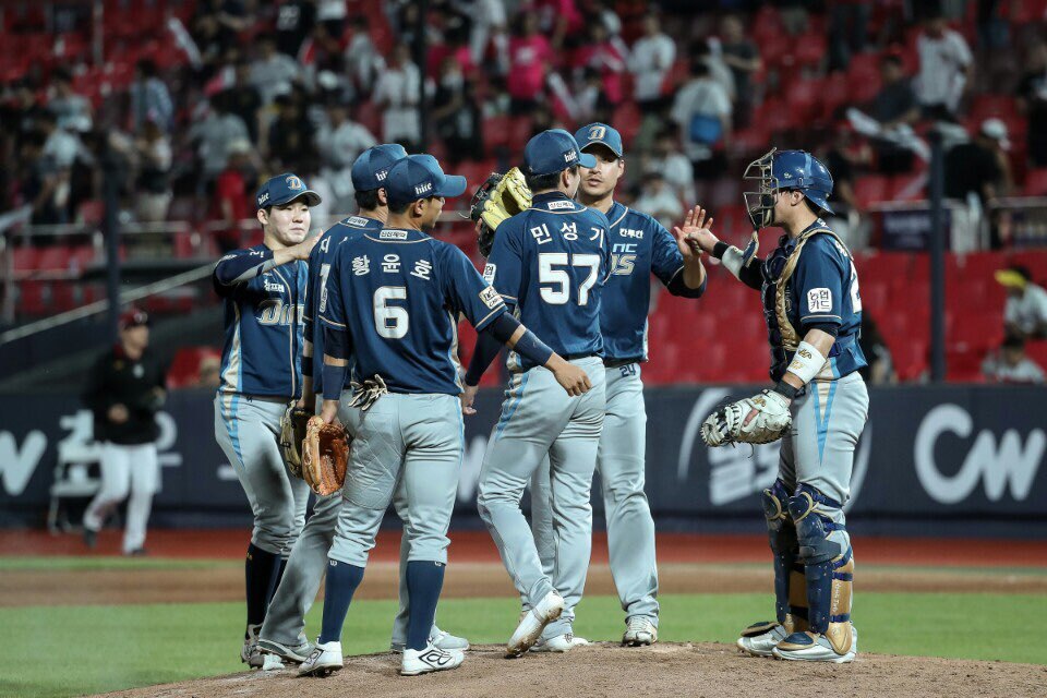 엔씨 다이노스 선수들이 19일 수원 케이티위즈파크에서 열린 2016 케이비오(KBO)리그 케이티와의 경기에서 승리하며 15연승을 달성한 뒤 자축하고 있다. 엔씨 다이노스 제공