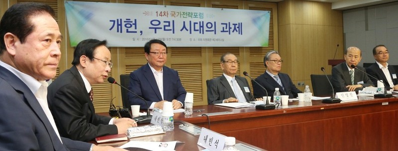 국가전략포럼이 13일 오전 국회 의원회관에서 연 '개헌, 우리 시대의 과제'란 주제의 토론회에 참석한 이주영 새누리당 의원이 인사말을 하고 있다. 이정우 선임기자 woo@hani.co.kr