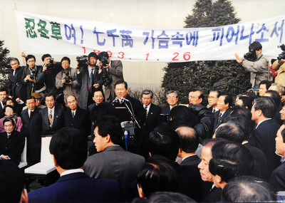 1992년 대선에서 세번째 패배한 김대중은 전격적인 정계은퇴 선언을 하고 영국 케임브리지대학 객원교수로 ‘자진 유배’를 떠났다. 이듬해 1월26일 김포공항에서 민주당원을 비롯한 지지자들의 충격과 눈물에 둘러싸인 김대중이 출국 기자회견을 하고 있다. <한겨레> 자료사진