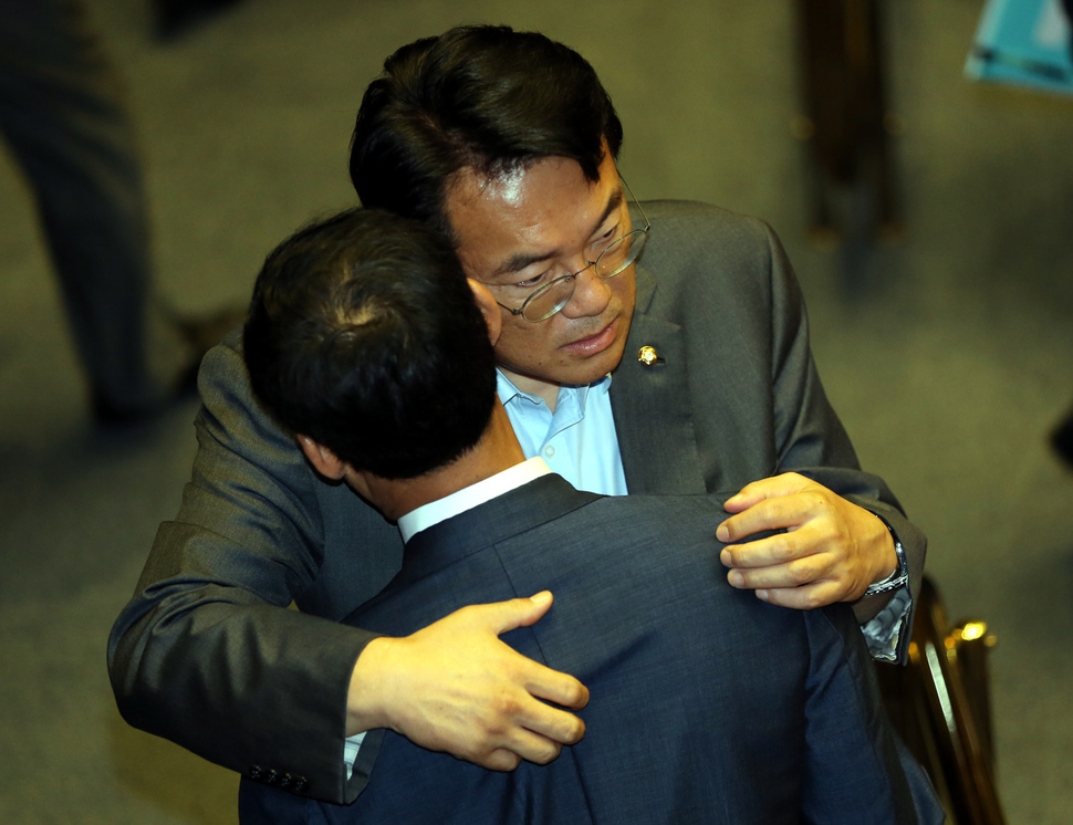 정진석 새누리당 원내대표가 동남권 신공항 발표를 몇시간 앞둔 21일 오전 국회 본회의장으로 찾아온 최정호 국토교통부 2차관을 끌어안은 채 귀엣말을 하고 있다. 강창광 기자 chang@hani.co.kr