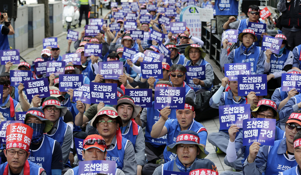 전국금속노조 조선업종노조연대 노조원들이 8일 오후 서울 종로구 청운동 청와대들머리에서 열린 일방적 구조조정 반대, 부실경영 책임자 처벌 등을 요구하는 기자회견에서 구호를 외치고 있다. 김명진 기자 littleprince@hani.co.kr