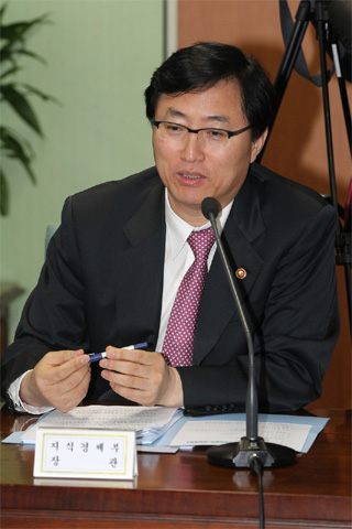 지식경제부 장관 때인 2011년 2월 경제정책조정회의에 참석한 최중경 전 장관. 연합뉴스