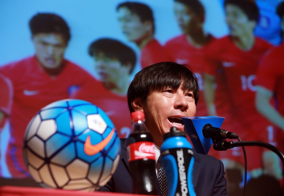 신태용 올림픽축구대표팀 감독이 27일 서울 광화문 교보생명빌딩에서 리우올림픽 출전 최종 선수명단을 발표한 뒤 질문에 답하고 있다. 연합뉴스