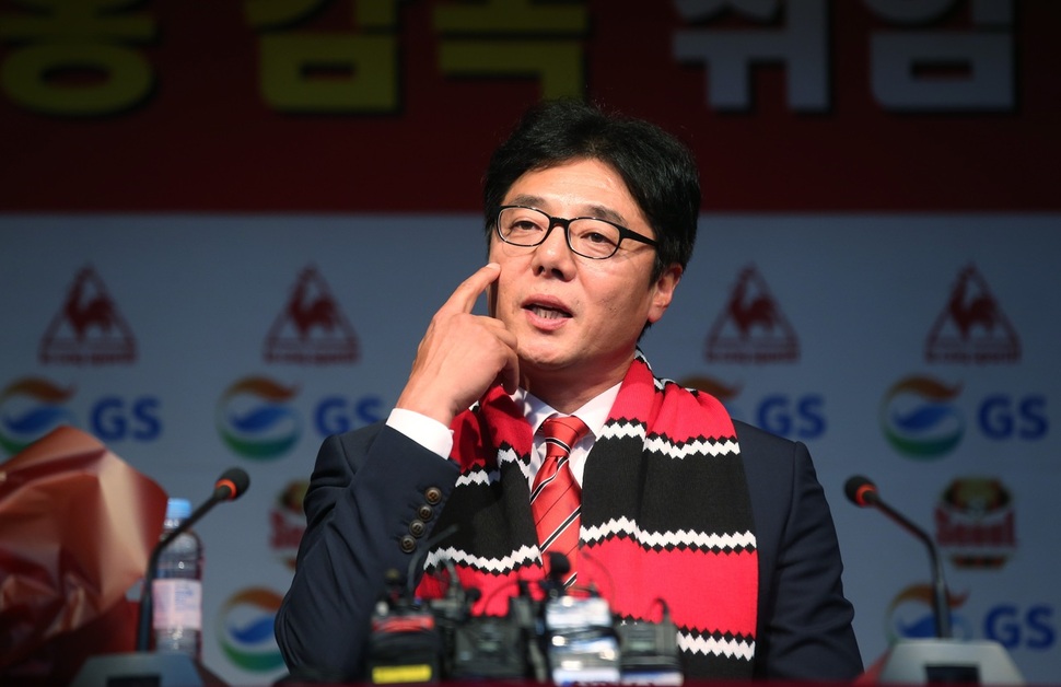 FC서울 황선홍 신임 감독이 27일 오후 마포구 서울월드컵경기장에서 열린 취임 기자회견에서 각오를 말하고 있다.
