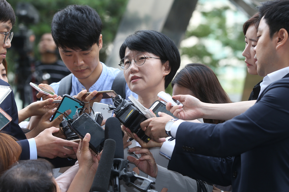 국민의당 총선 홍보물 리베이트 수수를 지시하고 보고받은 의혹이 제기된 국민의당 박선숙 의원이 조사를 받으려고 27일 서울서부지방검찰청으로 들어서며 취재진의 질문에 답하고 있다. 신소영 기자 viator@hani.co.kr