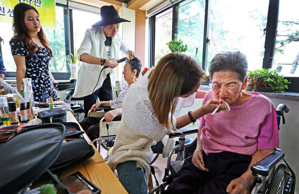 김순옥(오른쪽) 할머니와 하수임 할머니가 화장과 머리손질을 받고 있다.