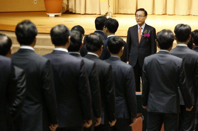 2년차 한 검사의 죽음을 계기로 검찰 특유의 상명하복 조직문화의 폐해에 대한 논란이 일고 있다. 지난해 12월 서울 서초구 대검찰청에서 열린 김수남 총장 취임식에서 김 총장이 검찰 간부들과 인사를 하는 모습. 김봉규 선임기자