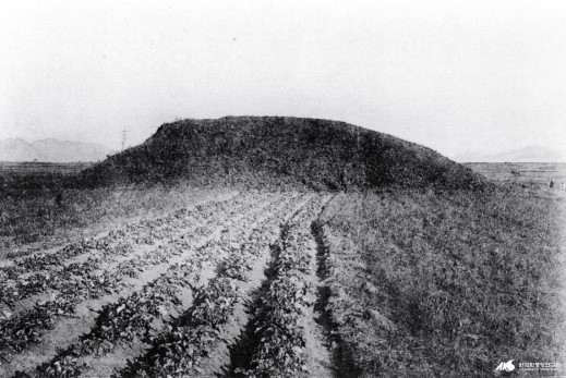 1911년 야쓰이가 황해도 봉산군에서 발견한 대방군 태수 장무이의 무덤. 조사 당시의 모습으로 <조선고적도보>에 실린 사진이다.