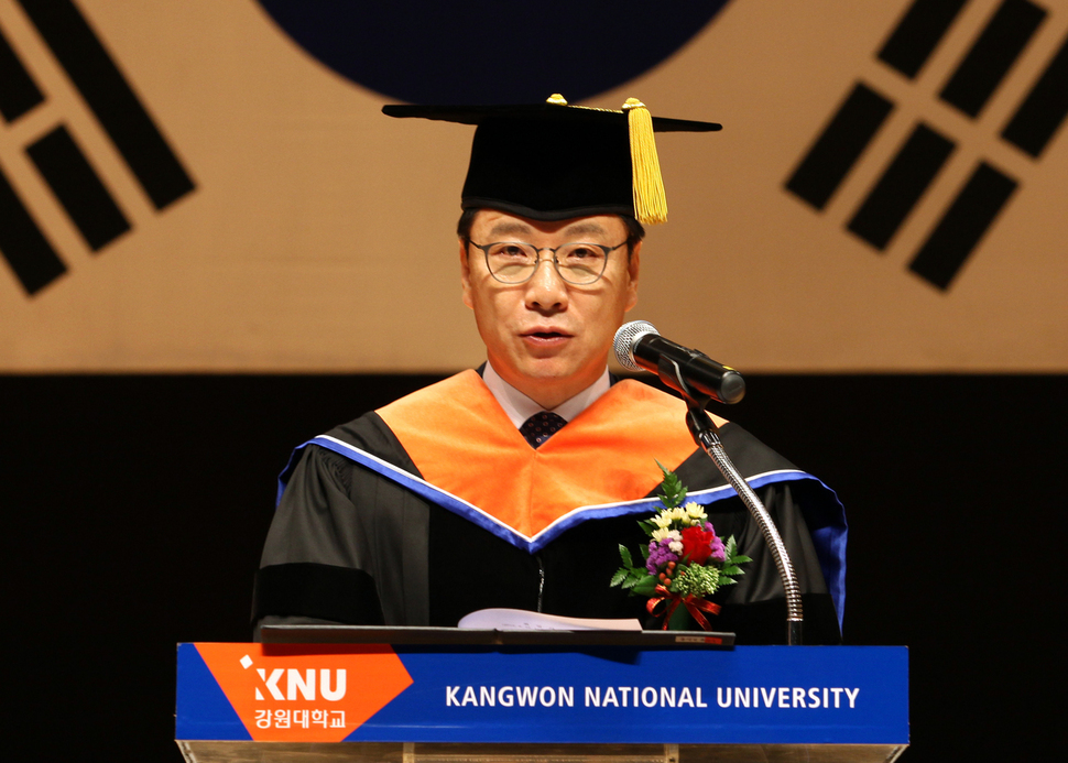김헌영 강원대 총장이 28일 취임사를 하고 있다. 강원대 제공