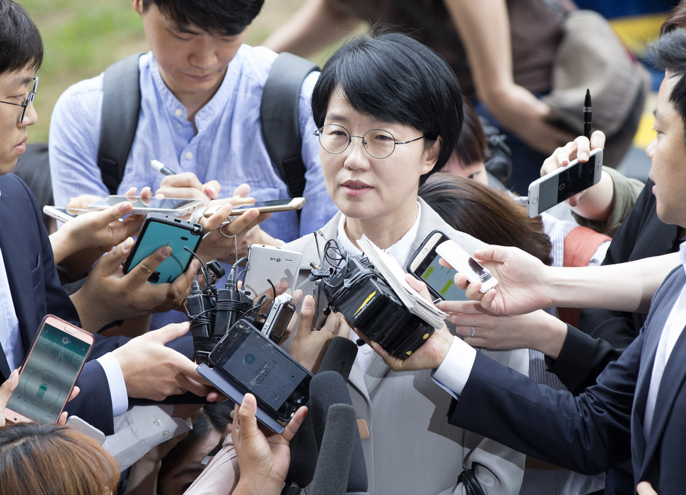 국민의당 총선 홍보물 리베이트 수수를 지시하고 보고받은 의혹이 제기된 국민의당 박선숙 의원이 조사를 받기 위해 27일 오전 마포구 서울서부지방검찰청으로 들어서며 취재진의 질문에 답하고 있다. 연합뉴스