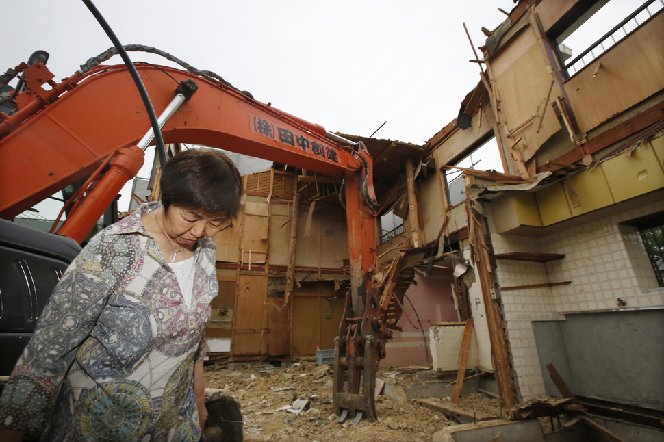 지난달 임시거주지로 이사한 강춘자 할머니가 27일 오후 일본 교토부 우지시 우토로 마을에서 `우토로 마치즈쿠리(마을 만들기)' 공사가 본격 시작되며 맨 처음 헐리게 된 자신의 집을 찾아 살펴보며 아쉬워하고 있다.