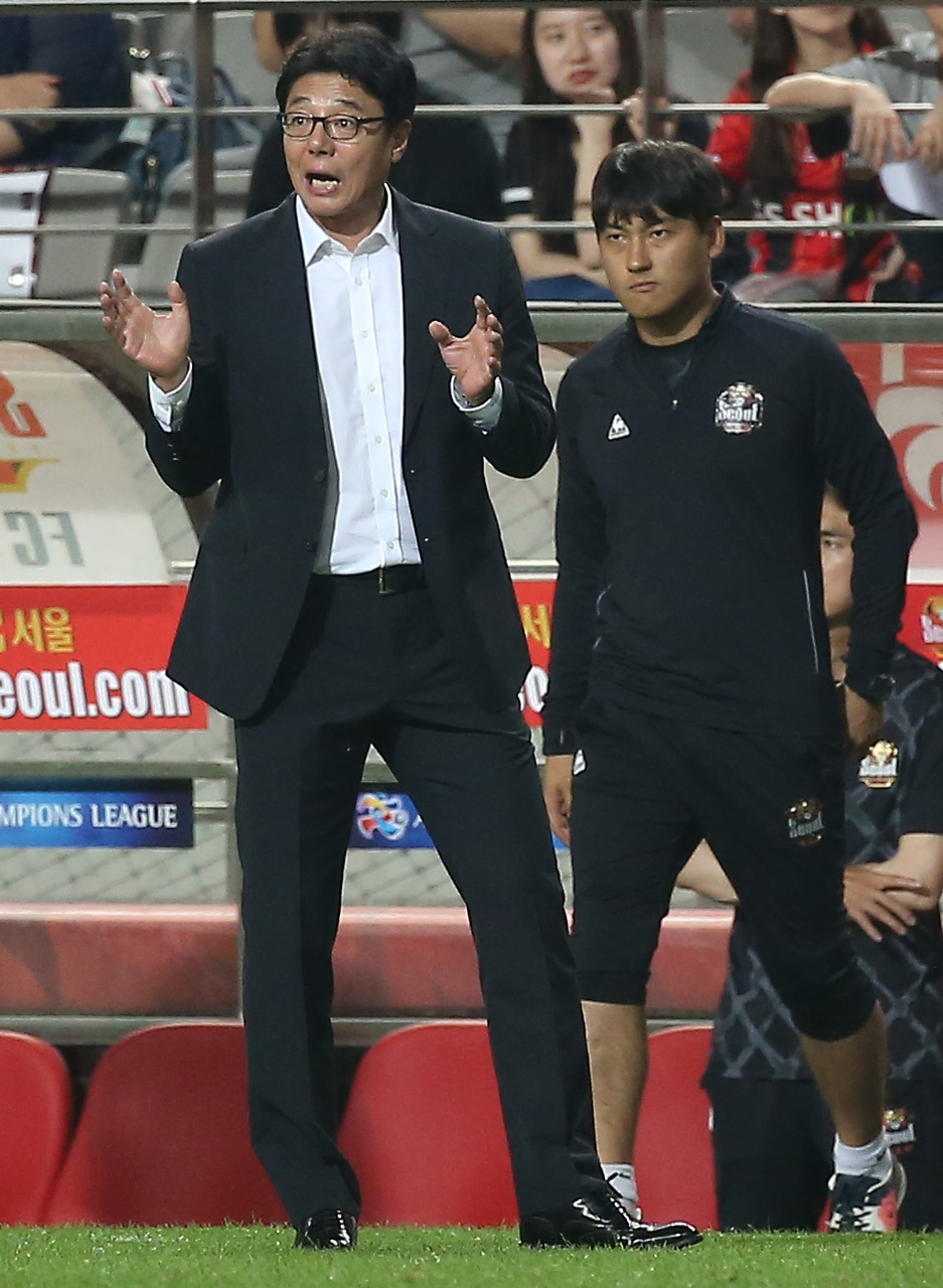 황선홍 FC서울 감독이 29일 서울월드컵경기장에서 열린 성남FC와의 2016 K리그 클래식 경기에서 선수들에게 작전을 지시하고 있다. 연합뉴스