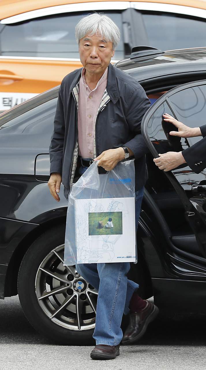 이우환 화백이 위작 논란을 빚은 작품에 대한 검증을 위해 29일 오후 서울 중랑구 서울경찰청 지능범죄수사대에 도록을 가지고 들어서고 있다.  연합뉴스