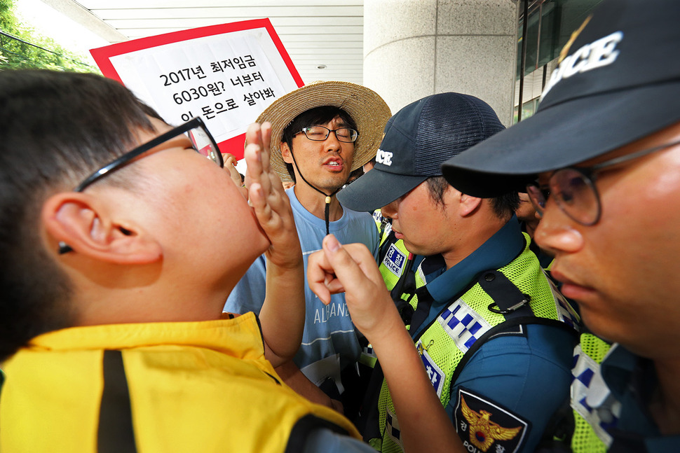 28일 오전 알바노조 조합원들이 서울 마포구 경총회관 앞에서 최저임금위원회에서 10년내 최저임금 동결을 주장한 경총을 규탄하는 기자회견을 마친 뒤 경총관계자 면담을 요구하고 있다. 김태형 기자 xogud555@hani.co.kr