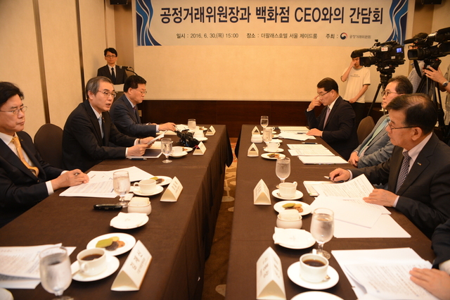 정재찬 공정거래위원회 위원장이 백화점 대표이사들과 30일 서울 반포동 더팔래스호텔에서 거래 관행 개선에 대한 간담회를 하고 있다. 왼쪽부터 시계방향으로 정일채 에이케이(AK)백화점 대표, 정재찬 위원장, 황용득 갤러리아백화점 대표, 장재영 신세계백화점 대표, 이원준 롯데백화점 대표, 김영태 현대백화점 대표.  공정위 제공