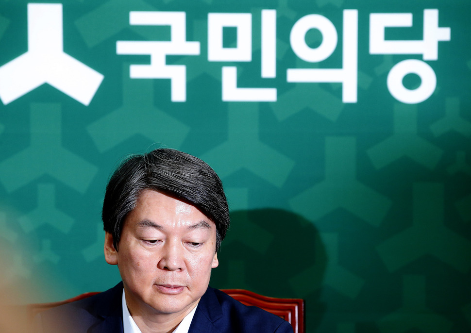 국민의당 안철수 상임공동대표가 29일 오전 국회에서 열린 최고위원회의에서 굳은 표정으로 박지원 원내대표의 발언을 듣고 있다. 2016.6.29 연합뉴스