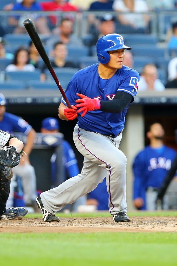 미국프로야구(MLB) 텍사스 레인저스의 추신수가 29일(현지시간) 뉴욕 양키 스타디움에서 열린 뉴욕 양키스와의 경기에서 2안타를 쳐냈다. 이날 1번타자 우익수로 선발 출전한 추신수는 5타수 2안타 1득점을 기록했으며, 양키스의 다나카를 상대로 3타수 2안타를 쳤다. 팀 텍사스는 양키스에 7-9 역전패를 당했다. 사진은 3회초 안타를 쳐내는 추신수의 모습. 뉴욕 AFP/게티이미지=연합뉴스
