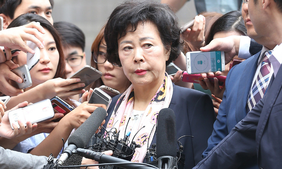 롯데 오너 일가 신영자 이사장 검찰 출석