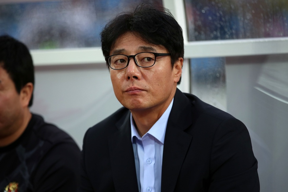 황선홍 FC서울 감독이 2일 상주 상무와의 경기에서 생각에 잠겨 있다.  한국프로축구연맹 제공