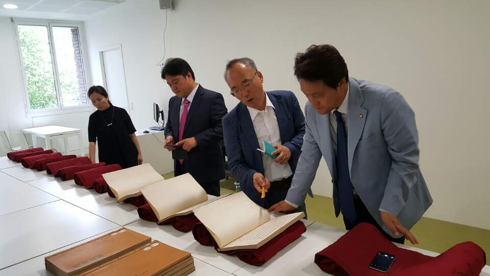 더불어민주당 안민석 의원(맨 오른쪽)과 전경목 한국학중앙연구원 고문헌관리학과 교수(오른쪽에서 두번째) 등이 프랑스 국립파리동양언어학원에서 정조시대의 <정리의궤>를 살펴보고 있다.