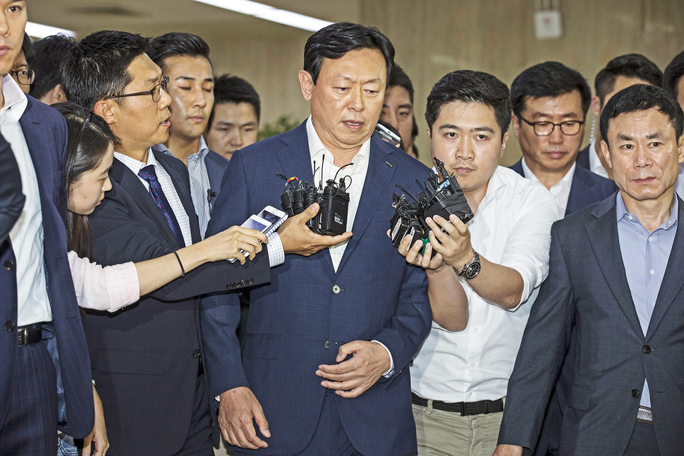 비자금 조성 등 비리혐의로 검찰의 조사를 받고 있는 롯데그룹의 신동빈 회장이 3일 오후 서울 강서구 김포공항을 통해 귀국하고 있다. 김성광 기자 flysg2@hani.co.kr