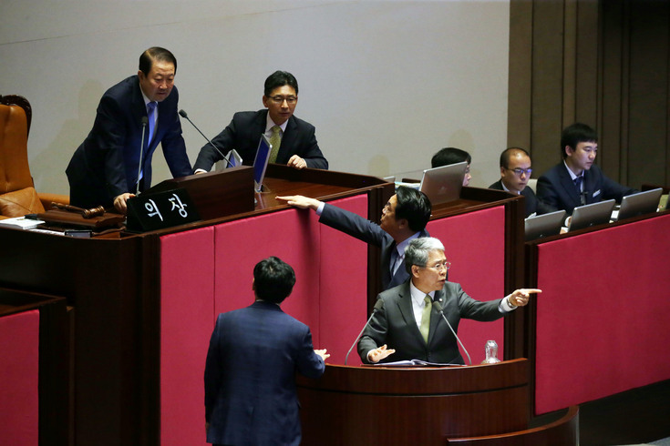 새누리당 정진석 원내대표가 5일 오전 국회 본회의장에서 박주선 국회부의장에게 국민의당 김동철 의원의 발언에 대해 항의하고 있다. 이날 김동철 의원의 대정부 질문 때 새누리당 이장우 의원이 김동철 의원의 질문을 방해하는 발언을 하자 김동철 의원이 이에 반발하며 양측은 고성이 오갔다. 연합뉴스