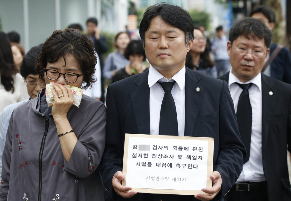 서울 남부지검 고 김홍영 검사의 사법연수원 동기(41기)들이 5일 오후 서울 서초동 서울지방변호사회관에서 기자회견을 열고 사건에대한 철저한 진상규명과 책임자처벌을 요구했다. 사법연수원 41기 동기회장 양재규 변호사와 고인의 어머니가 대검에 진상규명을 촉구하는 성명서를 접수하기 위해 걸어가고 있다. 김봉규 선임기자 bong9@hani.co.kr