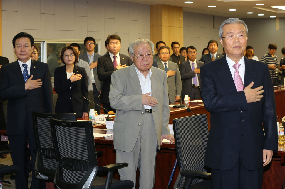 6일 오전 국회 의원회관에서 열린 초선의원들이 만든 <따뜻한 미래를 위한 정치 기획> 창립특강에서 김종인 더민주 비대위 대표가 국민의례를 하고 있다. 강창광 기자 chang@hani.co.kr