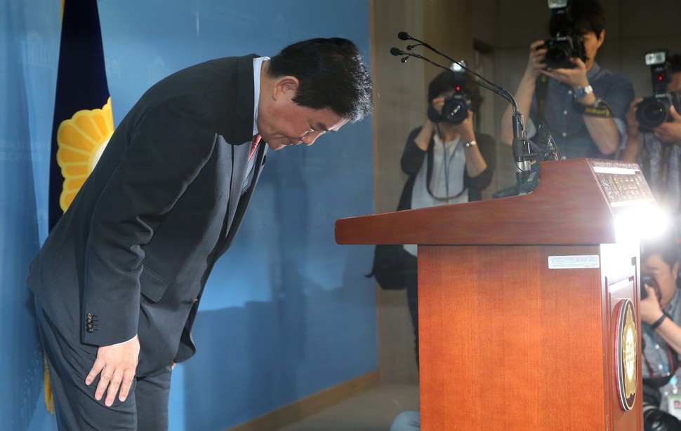 친박계 최경환 새누리당 의원이 6일 오전 국회 정론관에서 기자회견을 열어 8월 전당대회 대표경선에 불출마 의사를 밝힌 뒤 고개숙여 인사하고 있다. 이정우 선임기자 woo@hani.co.kr