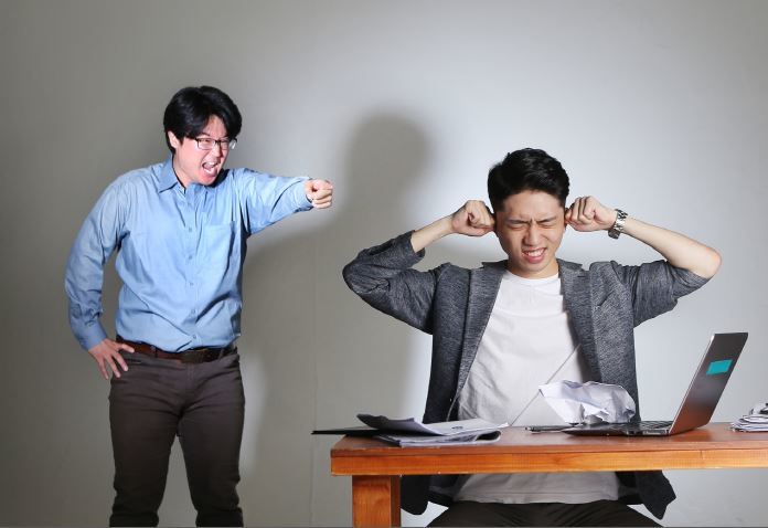 일상적으로 마주치는 직장 상사의 화. 그럴 때마다 참는 당신. 참는다고 모든 게 해결될까. 제대로 화내는 법을 찾아야 할 때다. 모델 이정국 기자(왼쪽), 홍윤기씨(오른쪽·상명대 사진영상미디어학과). 박미향 기자 mh@hani.co.kr