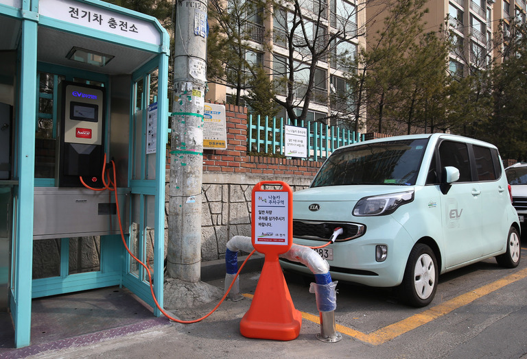 서울 영등포구 당산동 현대아파트 후문에 설치된 공중전화부스 전기차 충전소. 연합뉴스