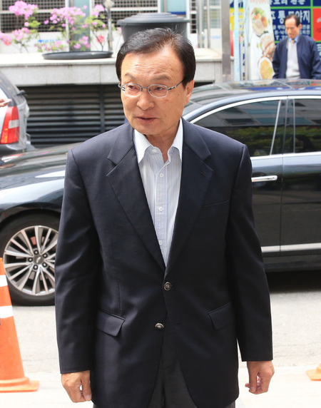 이해찬 의원이 지난 4월 20일 낮 서울 여의도의 한 식당으로 걸어가고 있다. 국회사진기자단