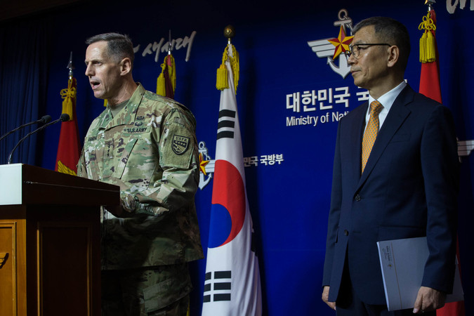 토머스 밴들 미8군사령관과 류제승 국방부 국방정책실장(오른쪽)이 8일 오전 서울 용산구 국방부에서 사드(THAAD·고고도미사일방어체계)의 주한미군 배치 결정을 발표하고 있다.포커스뉴스 제공