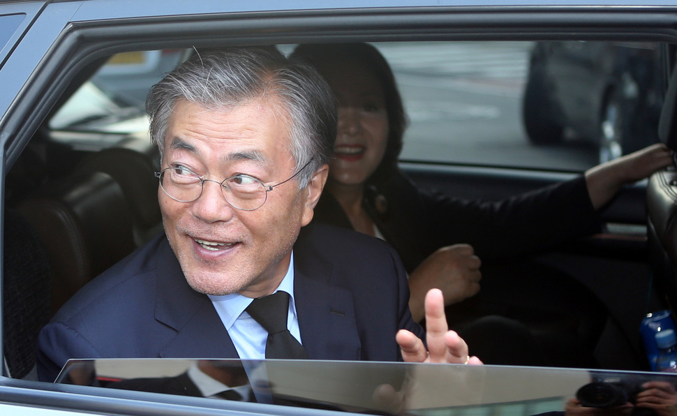 네팔과 부탄을 방문하고 4주만에 귀국한 더불어민주당 문재인 전 대표가 9일 오후 같은 당 김경수 의원의 부친 상가인 경남 진주중앙병원 장례식장을 찾아 조문한 뒤 차를 타고 떠나며 손을 흔들고 있다. 진주/연합뉴스