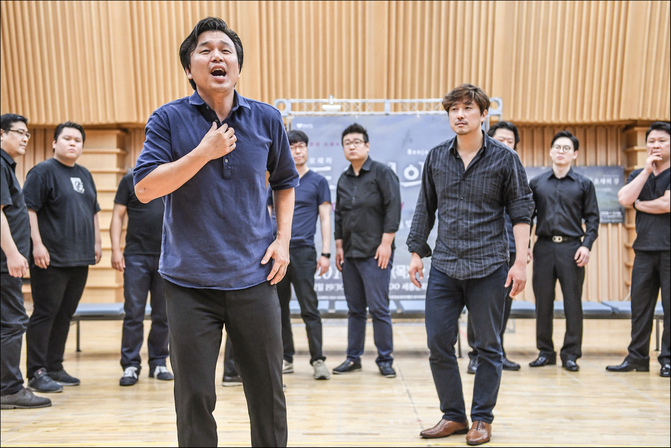 서울시오페라단이 이달 말 국내 초연하는 벤저민 브리튼의 현대오페라 <도요새의 강> 제작발표회의 시연 장면. 지난 7일 서울 세종문화회관에서 열렸다. 세종문화회관 제공