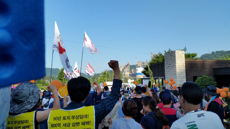 지난 9일 강원 삼척 동양시멘트 공장 앞에 모인 ’삼척으로 가드래요’ 행사 참석자들이 하청 노동자를 동양시멘트 정규직으로 복직시키라는 중앙노동위원회의 판정을 이행할 것을 촉구하는 집회를 열고 있다. 전종휘 기자