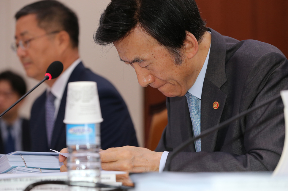 윤병세 외교부 장관(왼쪽)이 11일 오전 국회에서 열린 외교통일위원회 전체회의에서 자료를 살펴보고 있다. 강창광 기자 chang@hani.co.kr