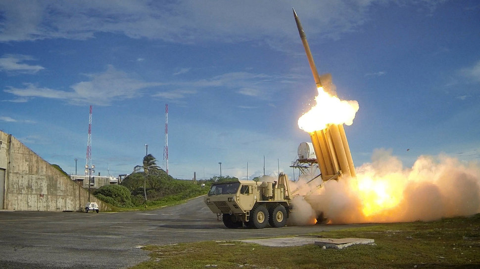 미군 고고도미사일방어체계인 사드(THAAD) 요격 미사일이 시험발사되는 모습. 연합뉴스