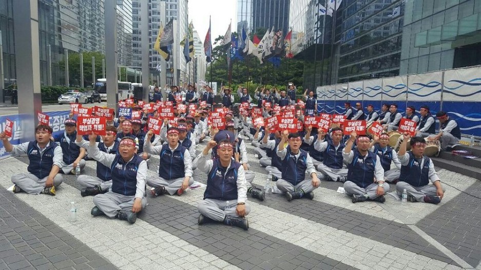 13일 점심 삼성중공업 노동자협의회 노동자들이 서울 서초동 삼성 본관앞에서 집회를 열어 ‘구조조정 반대’ 구호를 외치고 있다. 삼성중공업 노동자협의회 제공