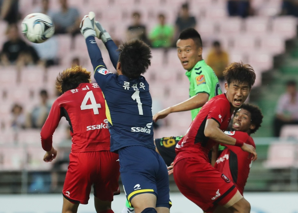 13일 전주월드컵경기장에서 열린 케이이비(KEB)하나은행 축구협회컵 8강전에서 부천FC의 류원우 골키퍼가 공을 막아내고 있다. 전주/연합뉴스