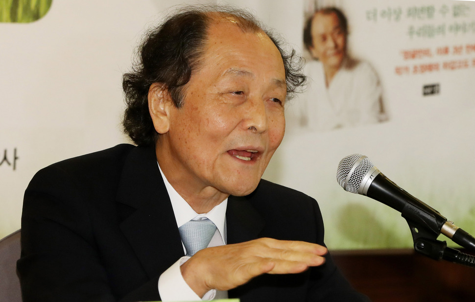 소설가 조정래가 12일 오전 서울 중구 프레스센터에서 열린 장편소설 ‘‘풀꽃도 꽃이다‘‘ 기자간담회에서 인사말을 하고 있다. 연합뉴스